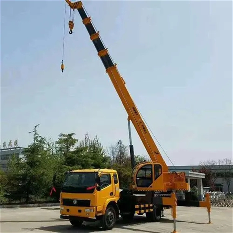 吴川钢筋笼入孔时,由吊车采用单点起吊